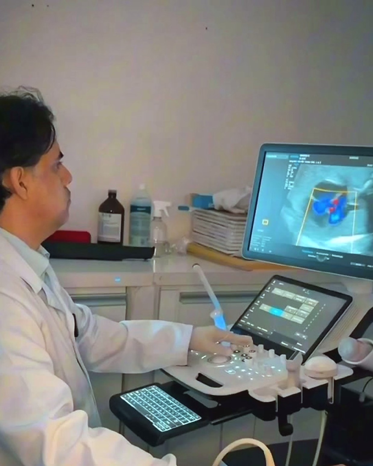 Dr. Misael realizando ultrassonografia com doppler colorido na tela
